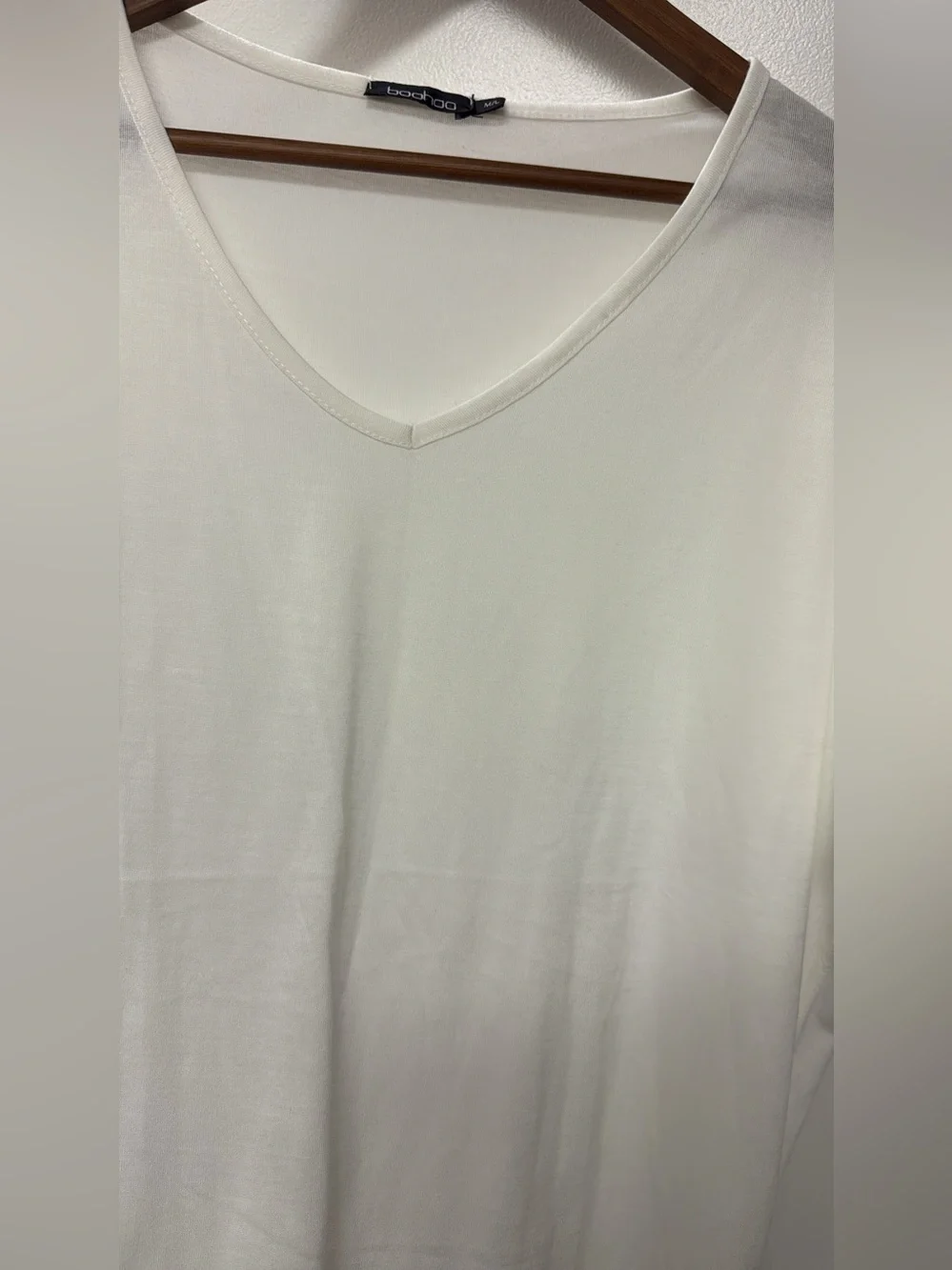 Boohoo Women’s V-Neck Short Sleeve Tee in White